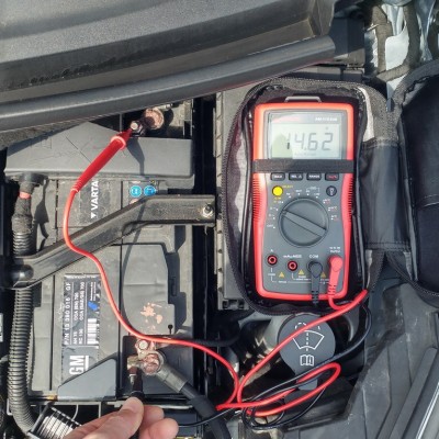 Pomiar napięcia(wszystkie odbiorniki wyłączone za wyjątkiem świateł do jazdy dziennej)