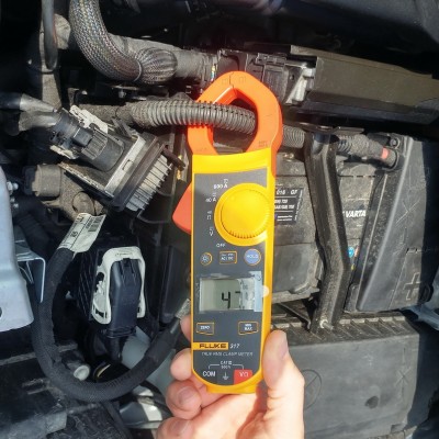 Pomiar prądu(wszystkie odbiorniki wyłączone za wyjątkiem świateł do jazdy dziennej)