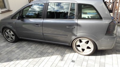 20180925_152100.jpg (85.56 KiB) Przejrzano 2154 razy Dzisiaj Zosia miała ciężki ładunek - 500kg paneli i listew.<br />I nic nie tarło nawet na dziurach :)