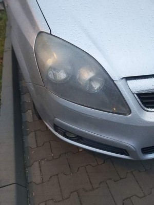 Tutaj widać stan lamp, do wymiany na już  :lol: mleczne od zewnątrz i o dziwo od wewnątrz, oraz odpadł odbłyśnik.