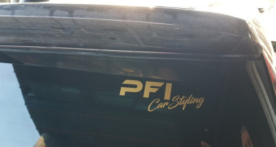 wlepa Sponsora na tylnej szybie